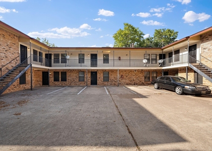 1108 N Elm Street - Photo 1