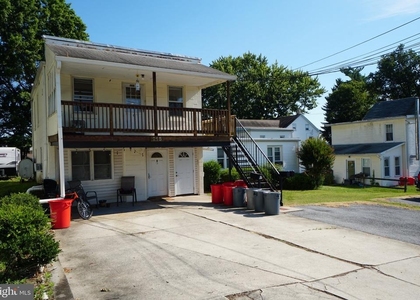 215 W Summit Street - Photo 1
