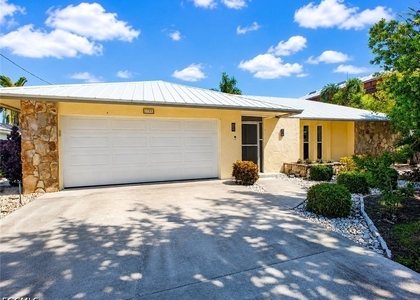1709 Se 44th Street - Photo 1