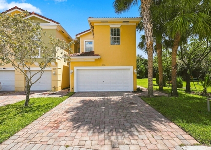 813 Pipers Cay Drive - Photo 1