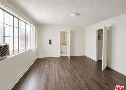 1238 W Adams Boulevard - Photo 1