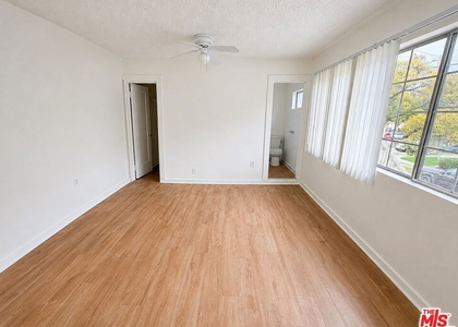 1238 W Adams Boulevard - Photo 1