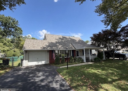 194 Kenwood Drive S - Photo 1