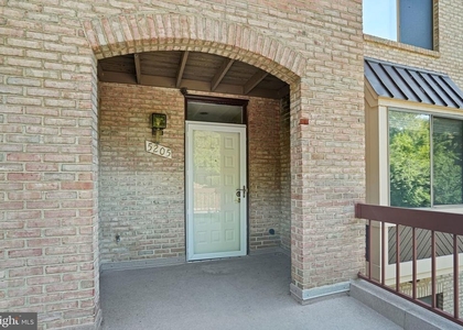 5205 King Charles Way - Photo 1