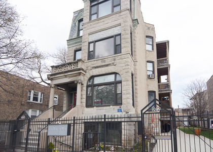 1009 N Sacramento Avenue - Photo 1