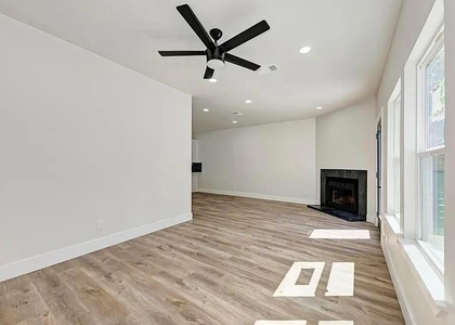 201 W Mockingbird Ln - Photo 1