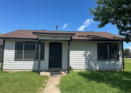 806 N Avenue B - Photo 1