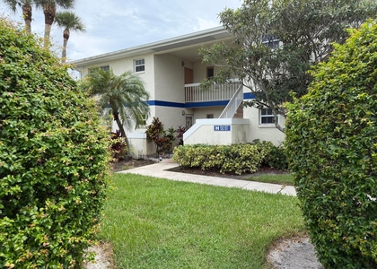 1512 Se Royal Green Circle - Photo 1