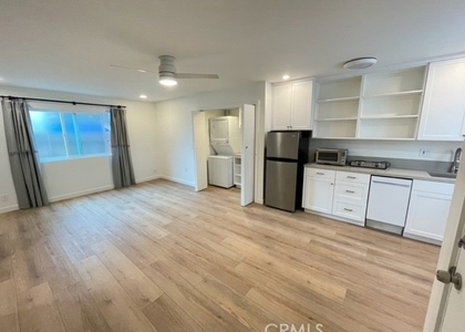 513 1/4 Larkspur - Photo 1