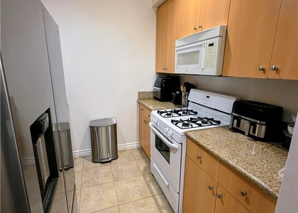 1050 Kingsley N - Photo 1