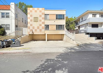 1427 N Martel Avenue - Photo 1