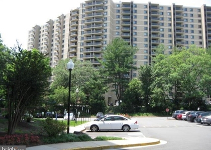 309 Yoakum Parkway - Photo 1
