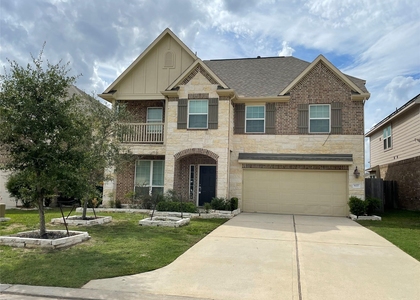 627 Oak Circle Drive E - Photo 1