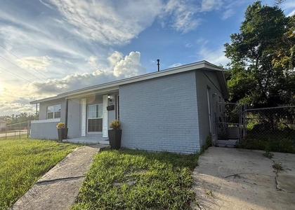 2302 E Dana Drive - Photo 1