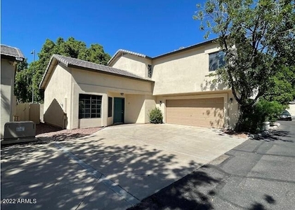 1124 E Rose Lane - Photo 1