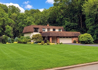 359 Hillview - Photo 1