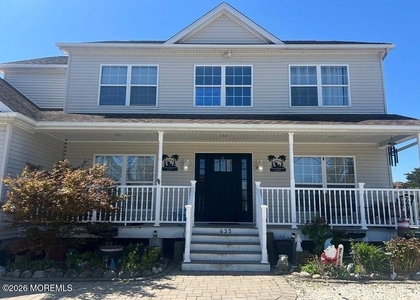 435 Laurel Boulevard - Photo 1