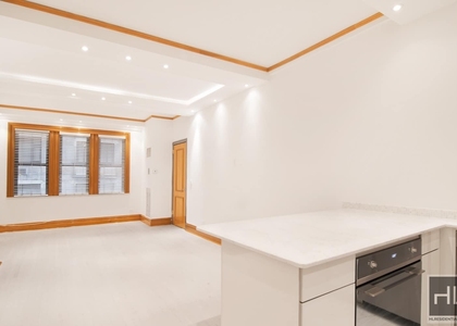 West 58 Street - Photo 1