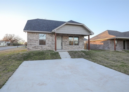 901 N Barrett Avenue - Photo 1