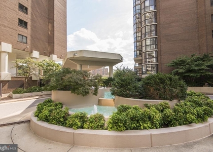 1600 N Oak Street - Photo 1