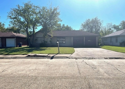 1423 W 10th Street - Photo 1