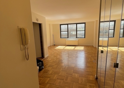 East 49 Street - Photo 1