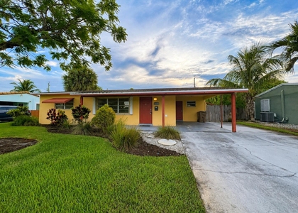 1401 S Deerfield Avenue - Photo 1