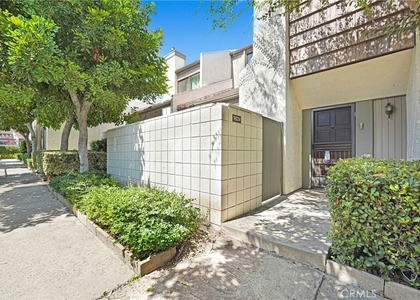 582 W Huntington Dr - Photo 1