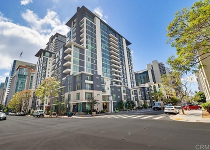 425 W Beech St - Photo 1