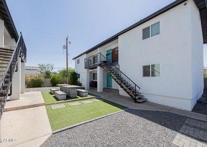 715 N 12th Avenue - Photo 1