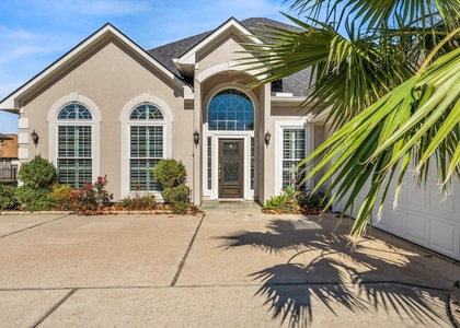 98 Victoria Drive W - Photo 1