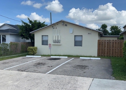 907 8th Street - Photo 1