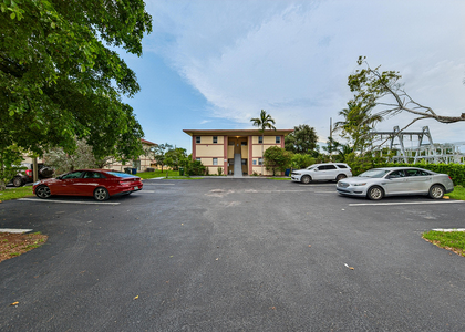 825 Sw 10th Street - Photo 1