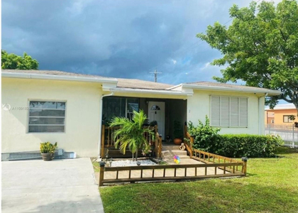4201 Sw 25th Street - Photo 1