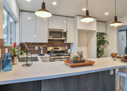 128 N Burlington Avenue - Photo 1