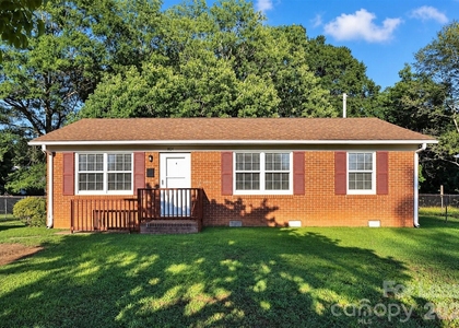 308 S Pine Street - Photo 1