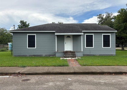1603 W 8th Street - Photo 1