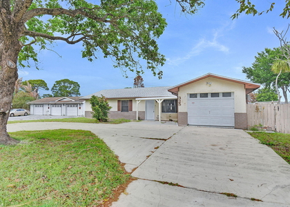 325 Nw Rebecca Avenue - Photo 1