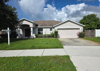 390 Nw Curtis Street - Photo 1