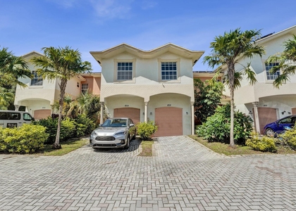 852 Nw 9th Street - Photo 1