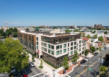 701 N Henry Street - Photo 1