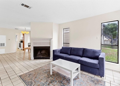 1907 W Loop #b - Photo 1