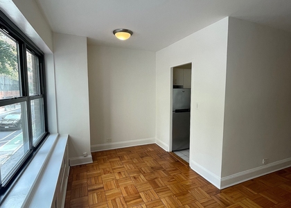 East 55 Street - Photo 1