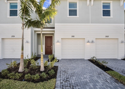 381 Se Crossoak Lane - Photo 1