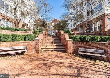 801 S Greenbrier Street - Photo 1