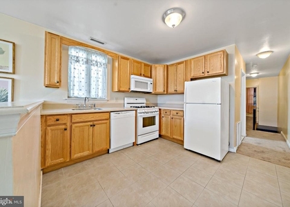 1942 Wolf Street - Photo 1