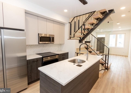 1544 N Darien Street - Photo 1