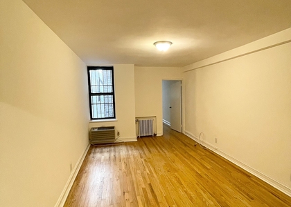 East 76 Street - Photo 1