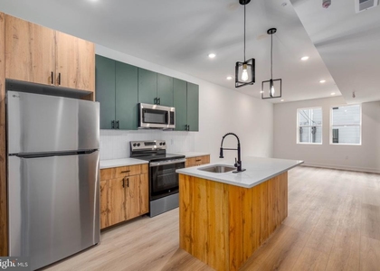 1224 W Silver Street - Photo 1