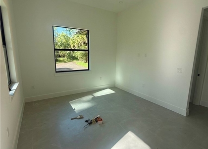 3206 10th Avenue Ne - Photo 1